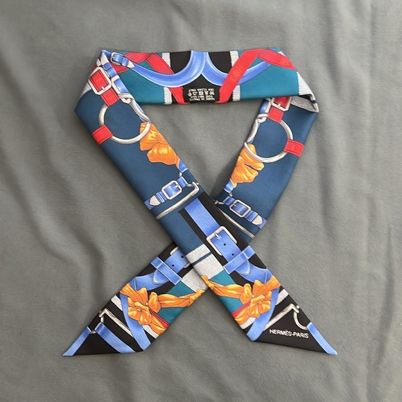 Hermes scarf 33x2”
Wore one time only, excellent condition - Picture 2 of 10
